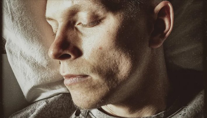 Mijn schoonmoeder kwam bij ons thuis om een cadeau achter te laten voor de verjaardag van mijn zoon terwijl wij weg waren – wat ze daar deed, was volledig onvergeeflijk.