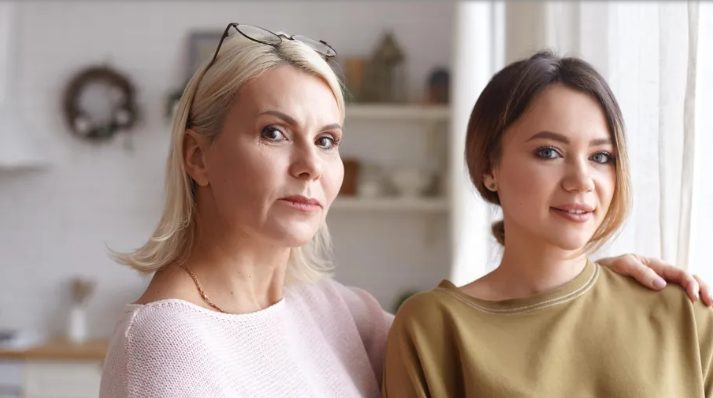Mijn vaders nieuwe vrouw saboteerde steeds mijn moeder en noemde zichzelf mijn ‘bonusmoeder’ – wat ze op mijn bruiloft deed, was de druppel.
