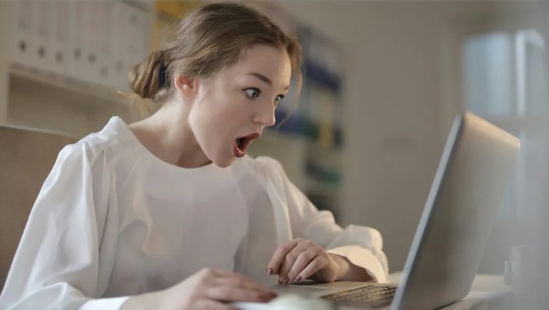 Mijn werkloze man heeft stiekem huurgeld aangenomen van mijn gehandicapte zus die bij ons woont – Een enorme fout.