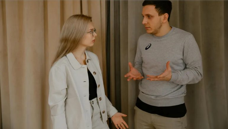 Mijn werkloze man heeft stiekem huurgeld aangenomen van mijn gehandicapte zus die bij ons woont – Een enorme fout.
