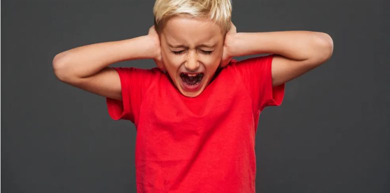 Mijn man gebruikte me als huishoudster en kinderoppas voor zijn kinderen, dus ik scheidde van hem – 16 jaar later kreeg ik een bericht van zijn dochter dat me deed huilen.
