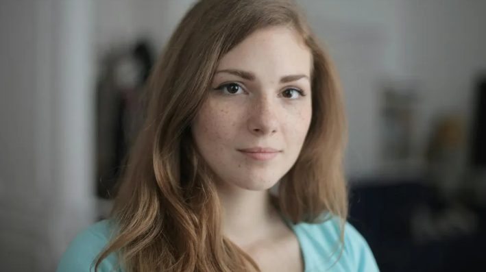 Oma vroeg me om haar favoriete rozenstruik een jaar na haar overlijden te verplaatsen – ik had nooit verwacht te vinden wat ze eronder had verborgen.