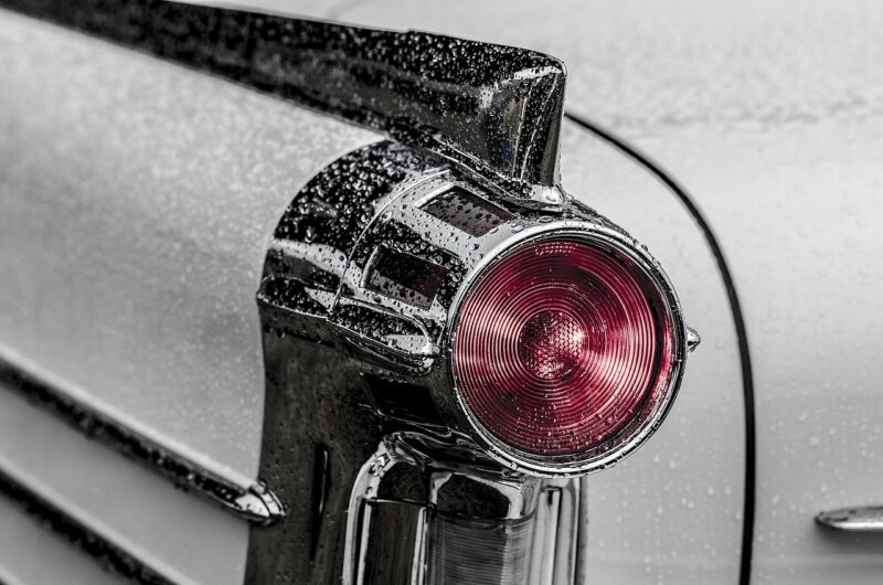 "Toen hij het oude vrouwtje de kou in stuurde, zag hij iets dat alles veranderde." "Van wreedheid tot shock: ontmoeting met zijn verloofde en een mysterieuze foto."