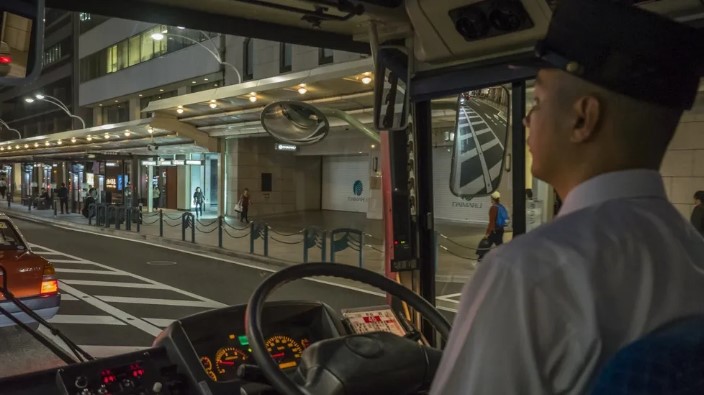 "Toen hij het oude vrouwtje de kou in stuurde, zag hij iets dat alles veranderde." "Van wreedheid tot shock: ontmoeting met zijn verloofde en een mysterieuze foto."