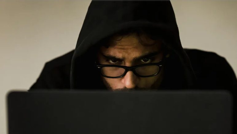 Mijn werkloze man heeft stiekem huurgeld aangenomen van mijn gehandicapte zus die bij ons woont – Een enorme fout.