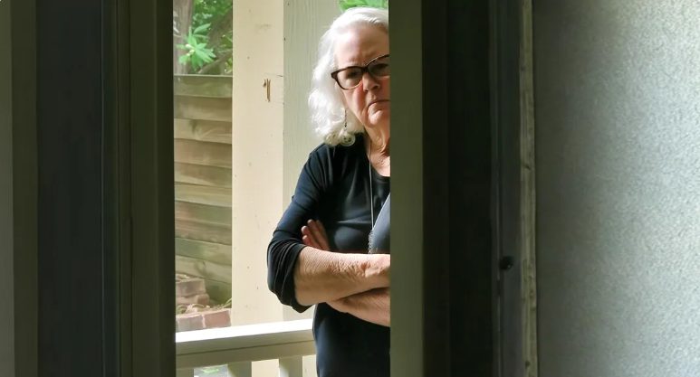 De oude dame die naast ons woont vroeg het testament van mijn grootmoeder te zien – nadat ik “nee” zei, weigerde ze mijn veranda te verlaten.