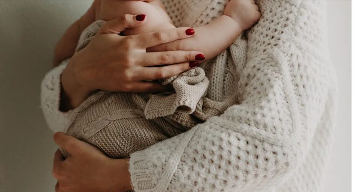 Een man vertelde me dat ik mezelf met mijn huilende baby in het vliegtuigtoilet moest opsluiten – maar hij had geen idee wie mijn stoel zou innemen.