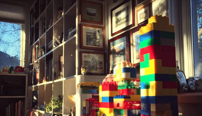 Mijn schoonmoeder kwam bij ons thuis om een cadeau achter te laten voor de verjaardag van mijn zoon terwijl wij weg waren – wat ze daar deed, was volledig onvergeeflijk.