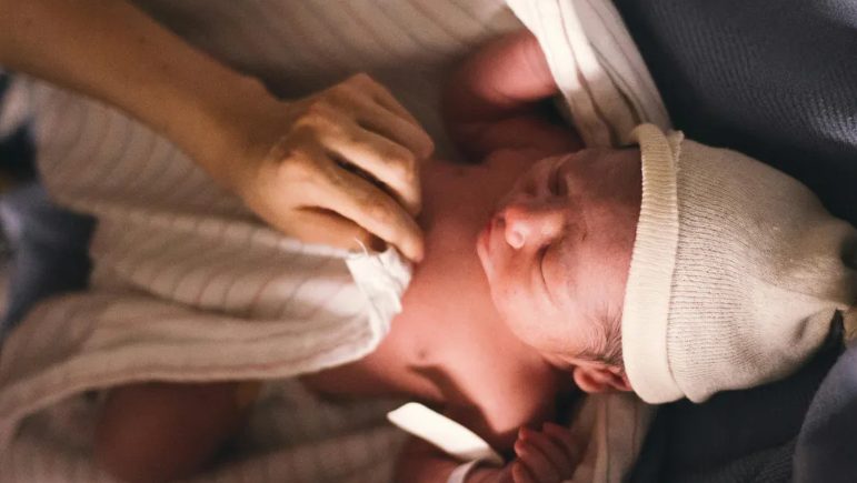 Ik heb mijn adoptiezus teruggevonden om terug te krijgen wat ze me tien jaar geleden had gestolen, maar de waarheid was niet wat ik had verwacht — Verhaal van de dag