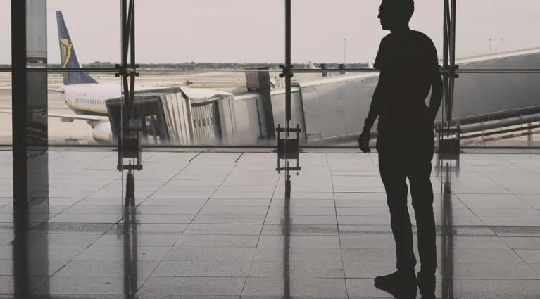 Mijn man heeft me stiekem naar de Business Class opgewaardeerd en mij met onze tweeling in de Economy Class achtergelaten – hij zag het karma niet aankomen.