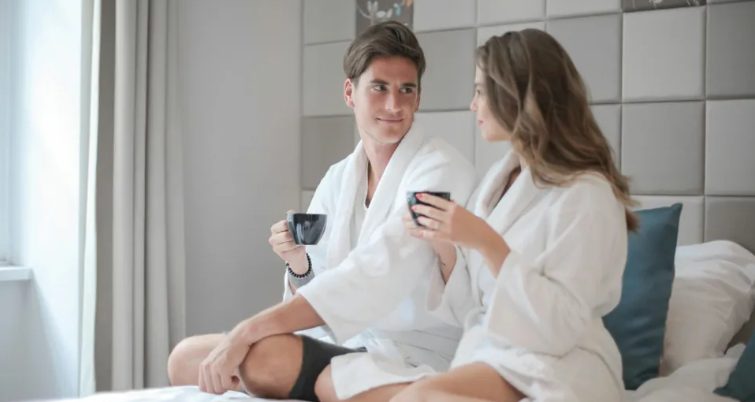 Mijn vriend vertrok vroeg uit ons hotel en liet mij achter met een minibar- en roomservicerekening van \$1350 — ik bedacht een creatieve manier om wraak te nemen.