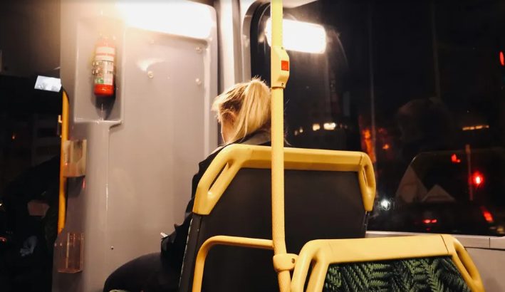 Ik hielp een dakloze man die instortte op mijn route naar het werk – de volgende dag stond er een zwarte bestelwagen met 'Private Investigations' op mijn oprit geparkeerd.