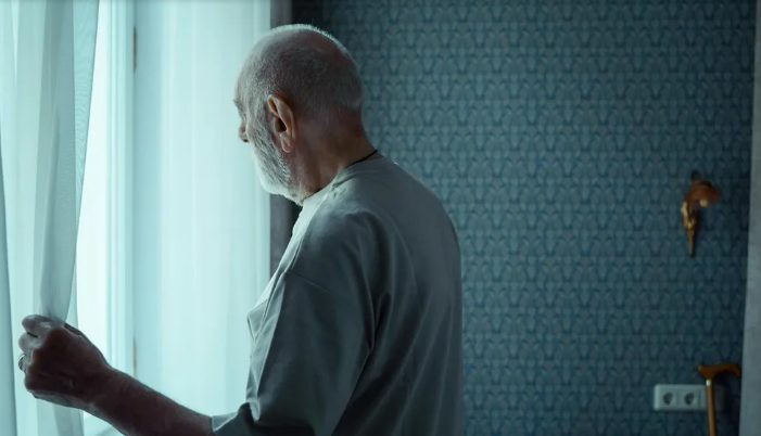 Ik bleef de verjaardaguitnodigingen van mijn opa weigeren – jaren later kwam ik terug en vond ik alleen een verwoest huis.