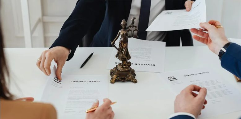 Mijn man gebruikte me als huishoudster en kinderoppas voor zijn kinderen, dus ik scheidde van hem – 16 jaar later kreeg ik een bericht van zijn dochter dat me deed huilen.