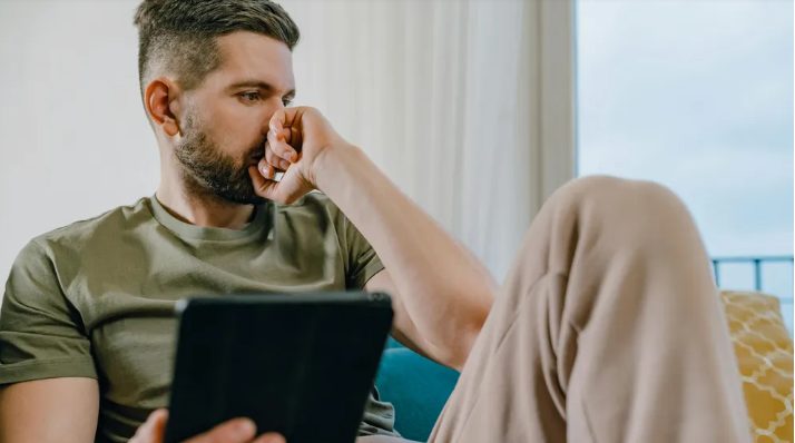 Mijn man en ik hadden een once-in-a-lifetime reis gepland, maar ik moest alleen gaan vanwege mijn schoonmoeder – toen ik thuiskwam, kreeg ik de schok van mijn leven.