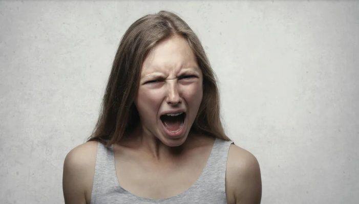 Toekomstige schoonzus leende de trouwjurk van mijn overleden moeder – wat ze ermee deed, brak mijn hart.