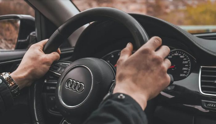 Ik bleef de verjaardaguitnodigingen van mijn opa weigeren – jaren later kwam ik terug en vond ik alleen een verwoest huis.