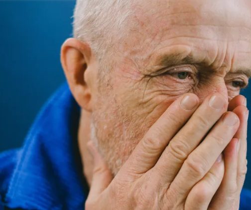 Man die zijn vrouw na 47 jaar verliet, smeekt maanden later op zijn knieën om haar vergeving — Verhaal van de dag