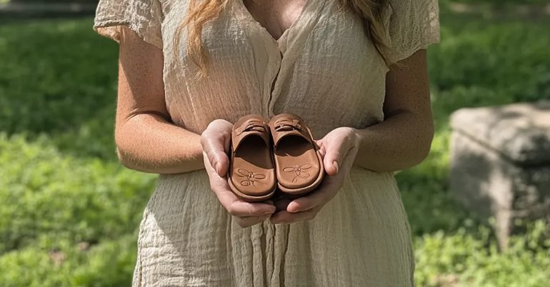 Ik vond elke keer dat ik het graf van mijn overleden man bezocht kleine kinderschoentjes – hun geheim veranderde mijn leven.
