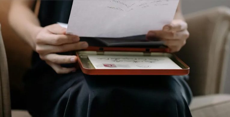 Mijn stiefvader liet mij zijn nalatenschap van \$640.000 na, terwijl mijn moeder en stiefzus elk \$5.000 kregen – wat zij deden toen het testament werd voorgelezen, schokte mij.