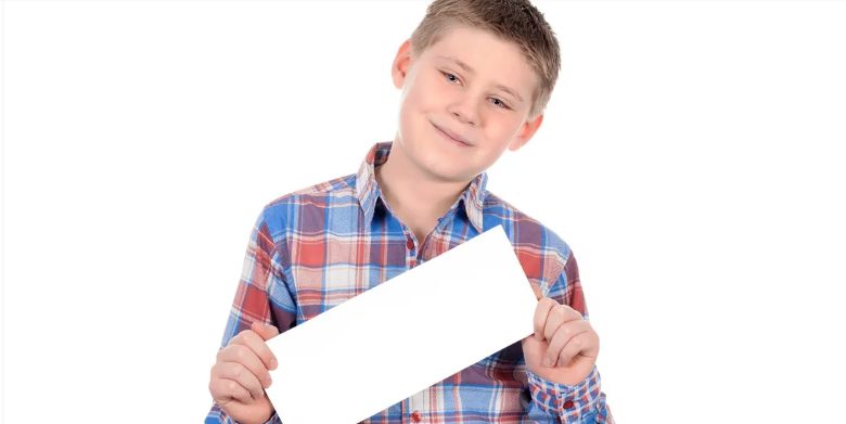 Mijn zoon van 12 trok een klein meisje uit een brand – de volgende dag ontvingen we een briefje: 'Kom morgen om 5 uur ’s ochtends naar een rode limousine bij de school van je zoon.'
