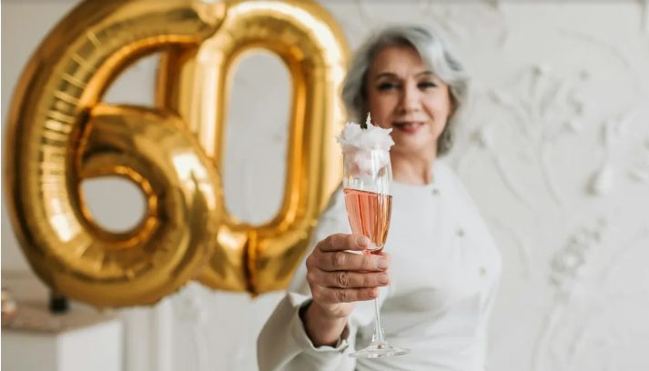 Op haar 60e verjaardag liet mijn schoonmoeder mijn dochter in de wasruimte zitten, weg van de andere kinderen – en verraste daarna iedereen met haar 'aankondiging'.