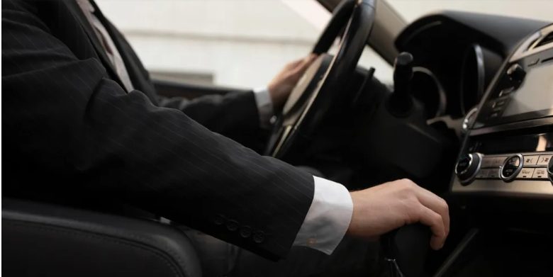 Mijn zoon van 12 trok een klein meisje uit een brand – de volgende dag ontvingen we een briefje: 'Kom morgen om 5 uur ’s ochtends naar een rode limousine bij de school van je zoon.'