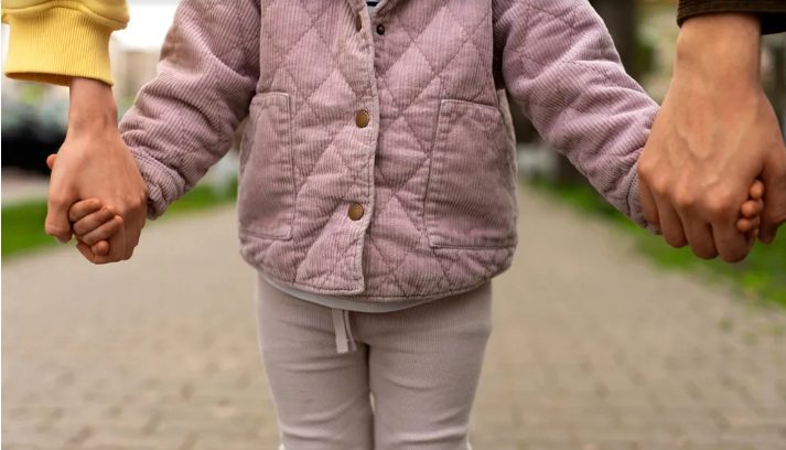 Op haar 60e verjaardag liet mijn schoonmoeder mijn dochter in de wasruimte zitten, weg van de andere kinderen – en verraste daarna iedereen met haar 'aankondiging'.