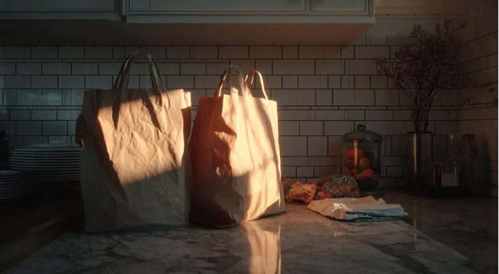 Verkoopster zette mij en mijn zevenjarige dochter uit een kinderwinkel – dat moment veranderde ons leven voorgoed.