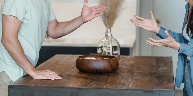 Mijn man gebruikte me als huishoudster en kinderoppas voor zijn kinderen, dus ik scheidde van hem – 16 jaar later kreeg ik een bericht van zijn dochter dat me deed huilen.