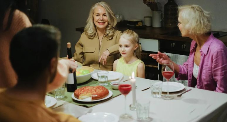 De oude dame die naast ons woont vroeg het testament van mijn grootmoeder te zien – nadat ik “nee” zei, weigerde ze mijn veranda te verlaten.