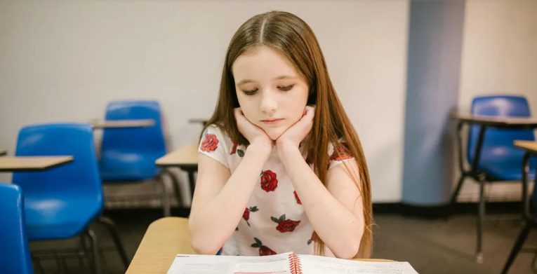 Mijn stiefvader liet mij zijn nalatenschap van \$640.000 na, terwijl mijn moeder en stiefzus elk \$5.000 kregen – wat zij deden toen het testament werd voorgelezen, schokte mij.