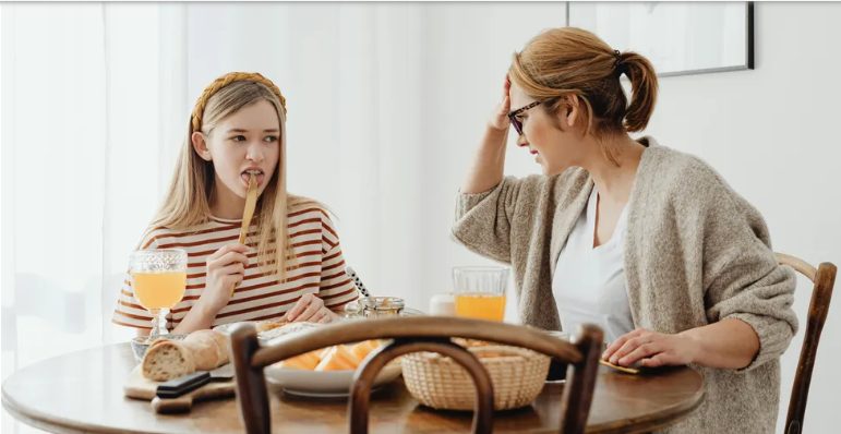 Mijn vaders nieuwe vrouw saboteerde steeds mijn moeder en noemde zichzelf mijn ‘bonusmoeder’ – wat ze op mijn bruiloft deed, was de druppel.