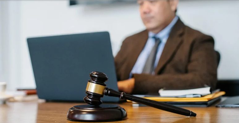 Mijn ex-man’s verloofde kwam naar mijn huis om mij en mijn vier kinderen uit te zetten — dus ik ging in oorlog voor de toekomst van mijn kinderen.