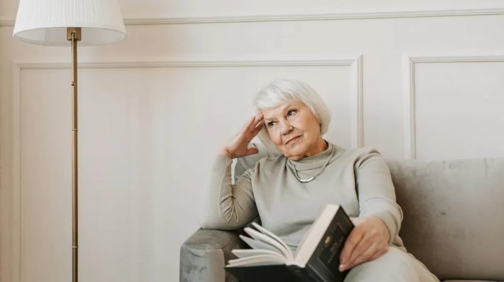 Oma vroeg me om haar favoriete rozenstruik een jaar na haar overlijden te verplaatsen – ik had nooit verwacht te vinden wat ze eronder had verborgen.