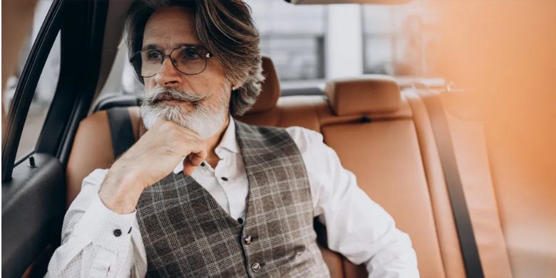 Mijn zoon van 12 trok een klein meisje uit een brand – de volgende dag ontvingen we een briefje: 'Kom morgen om 5 uur ’s ochtends naar een rode limousine bij de school van je zoon.'