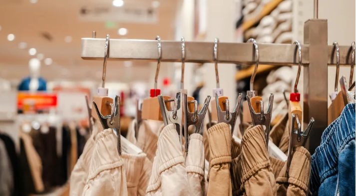 Verkoopster zette mij en mijn zevenjarige dochter uit een kinderwinkel – dat moment veranderde ons leven voorgoed.