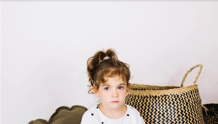 Op haar 60e verjaardag liet mijn schoonmoeder mijn dochter in de wasruimte zitten, weg van de andere kinderen – en verraste daarna iedereen met haar 'aankondiging'.