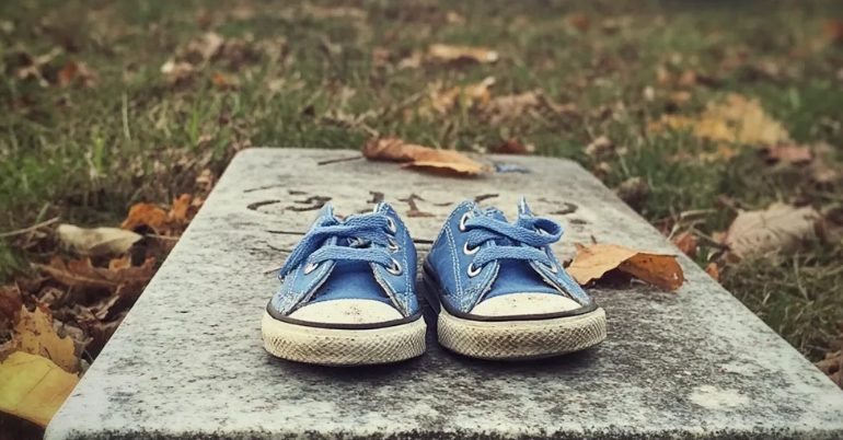 Ik vond elke keer dat ik het graf van mijn overleden man bezocht kleine kinderschoentjes – hun geheim veranderde mijn leven.