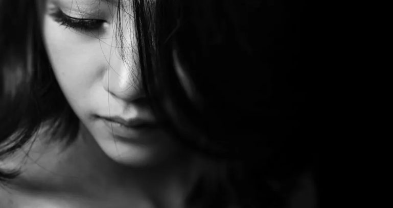 Ik nam een bedelares met een baby in huis omdat ze me aan mijn overleden dochter deed denken – wat ze in mijn huis deed, schokte me tot in het diepst van mijn wezen.