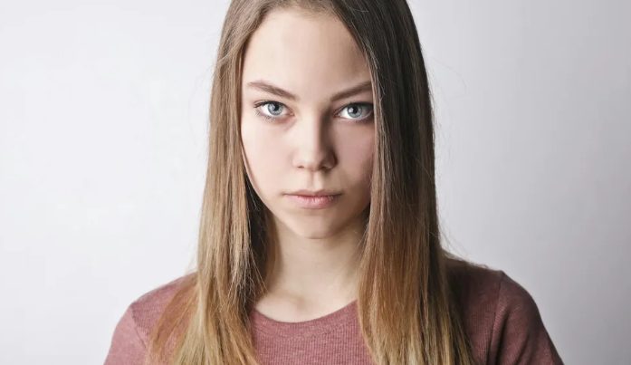 Mijn schoondochter liet haar kind bij mij achter – 16 jaar later stond ze opeens op mijn deur met een absurde eis.