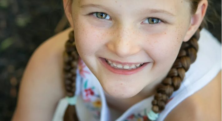 Ik haakte een bruidsmeisjesjurk voor mijn 10-jarige dochter voor mijn bruiloft – wat mijn toekomstige schoonmoeder deed was onvergeeflijk.