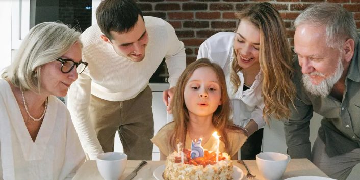 Mijn tante zette me uit mijn ouderlijk huis nadat mijn ouders waren overleden – net toen ik huilend wegging, stopte er een zwarte limo.