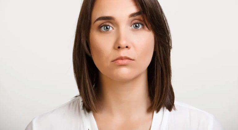 Mijn stiefzus vroeg me om make-up en kapsels te doen voor haar en haar zes bruidsmeisjes op haar trouwdag – en weigerde daarna te betalen.