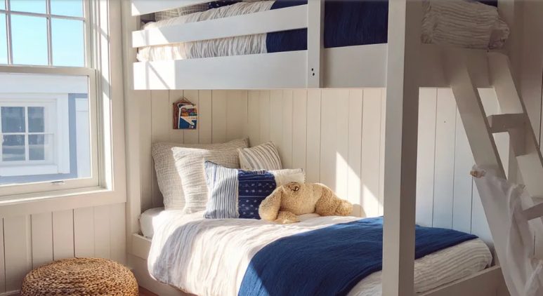 Mijn kinderen en ik bezochten het strandhuis dat ik van mijn grootmoeder had geërfd en vonden het verwoest – een dag later trad karma in werking.