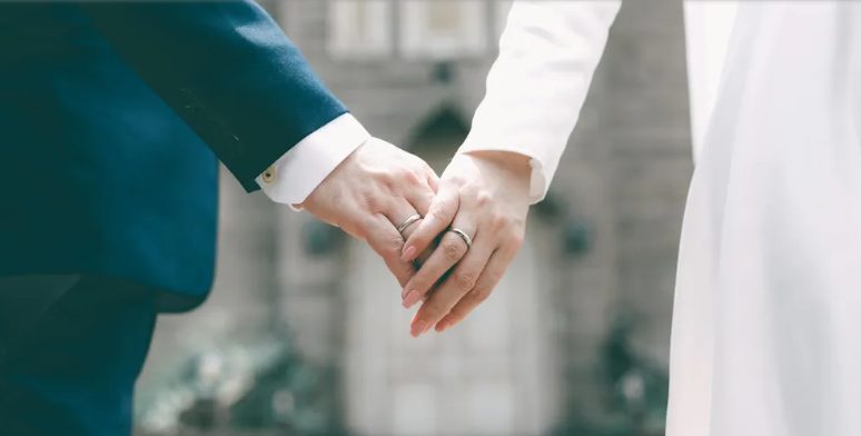 Mijn bruidegom duwde mijn gezicht in de taart tijdens het aansnijden als een ‘grap’ – ik stond op het punt in tranen uit te barsten toen mijn broer iedereen shockeerde.