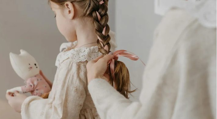 Ik haakte een bruidsmeisjesjurk voor mijn 10-jarige dochter voor mijn bruiloft – wat mijn toekomstige schoonmoeder deed was onvergeeflijk.