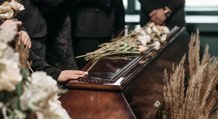 Mijn stiefmoeder zette mijn opa uit nadat hij een puppy had gered – ze had nooit verwacht dat ik zou terugvechten