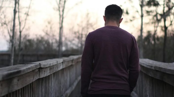 Mijn neef vernielde het huis van mijn oma – maar uiteindelijk liep ze recht in de val die ik had voorbereid.