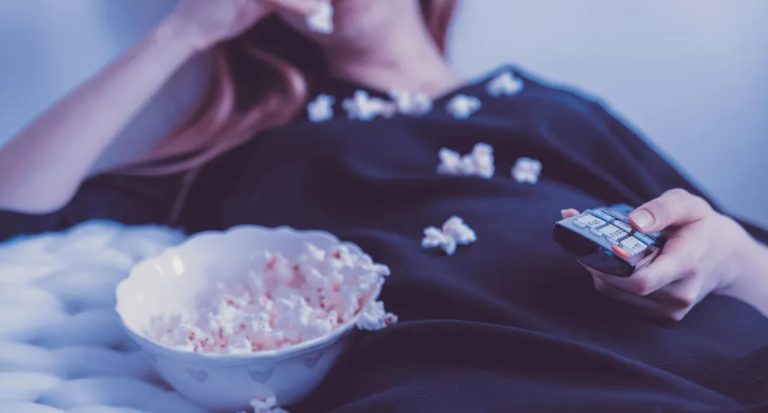 Mijn schoonzus at het eten van mijn kinderen, keek de hele dag Netflix en loog over haar zwangerschap – ik gebruikte haar leugen om haar uit mijn huis te zetten.